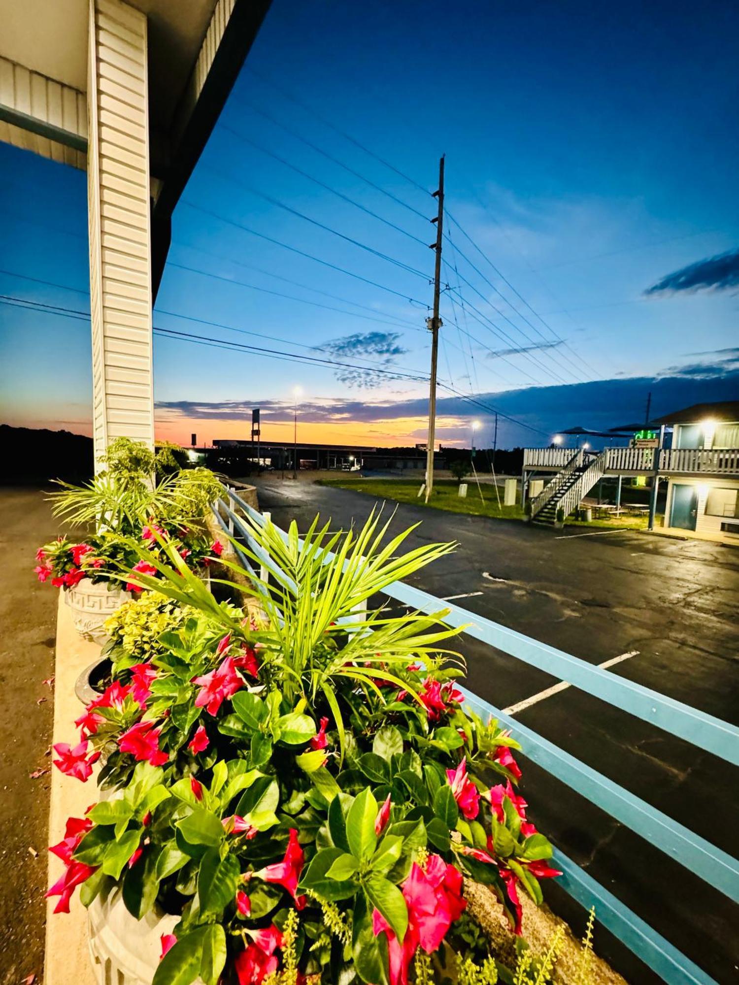 Ozark Inn And Suites Osage Beach Esterno foto